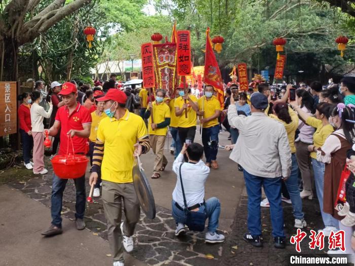 2月5日，海口火山口公園舉辦“2023火山口元宵公期文化節(jié)”，圖為“抬公”巡游?！堅潞?攝