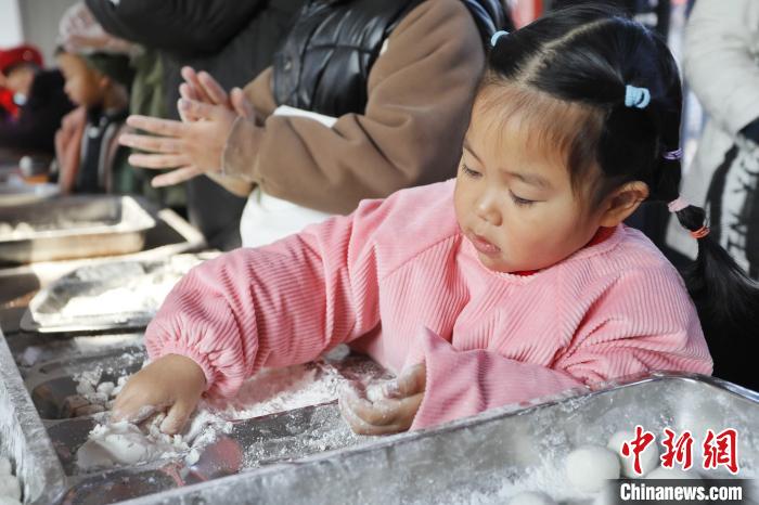 孩子參與包元宵慶祝元宵佳節(jié)。　陳陽 攝