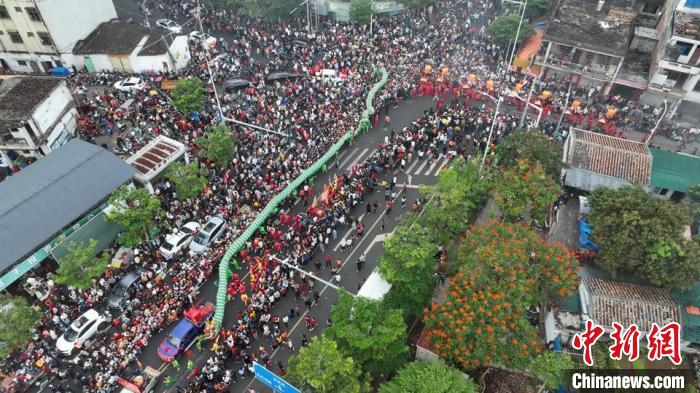 圖為海南省萬寧市龍獅起舞迎春接福鬧元宵。　楊師忠 攝