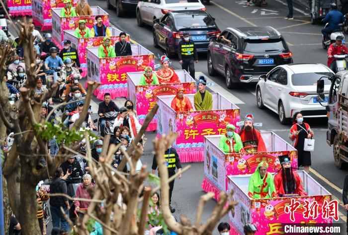 圖為“裝馬匹”民俗巡游隊(duì)伍穿過(guò)城市街道?！●樤骑w 攝