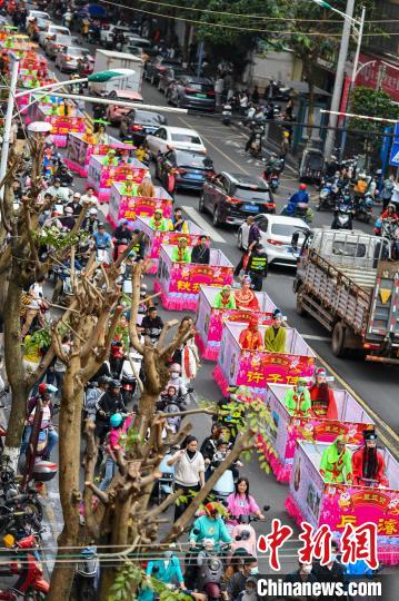 圖為“裝馬匹”民俗巡游隊(duì)伍穿過(guò)城市街道?！●樤骑w 攝