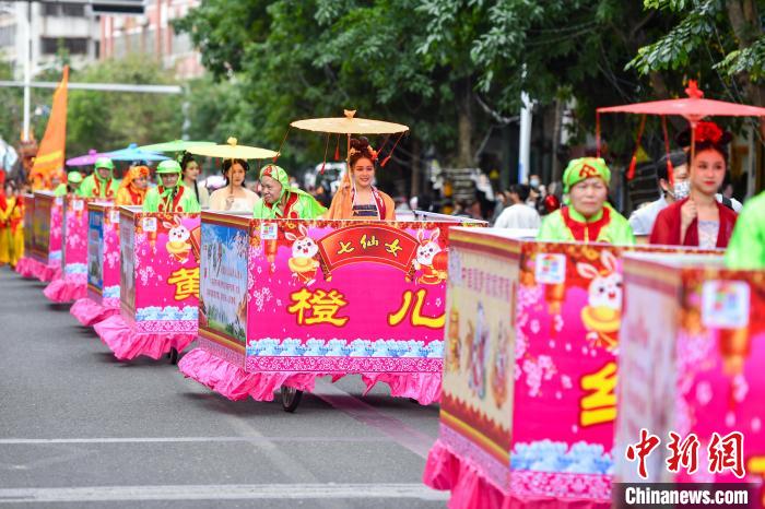 圖為“裝馬匹”民俗巡游隊(duì)伍?！●樤骑w 攝