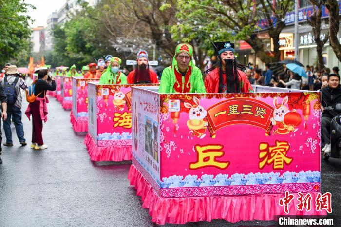 圖為“裝馬匹”民俗巡游隊(duì)伍穿過(guò)?？诟侵猩铰贰！●樤骑w 攝