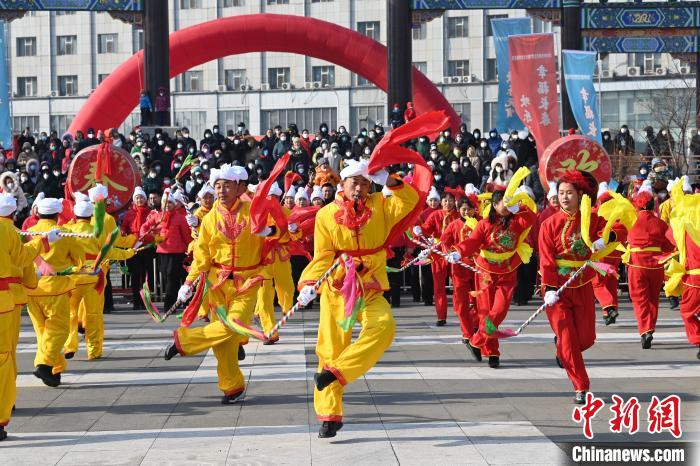 市民在進(jìn)行秧歌表演 張瑤 攝