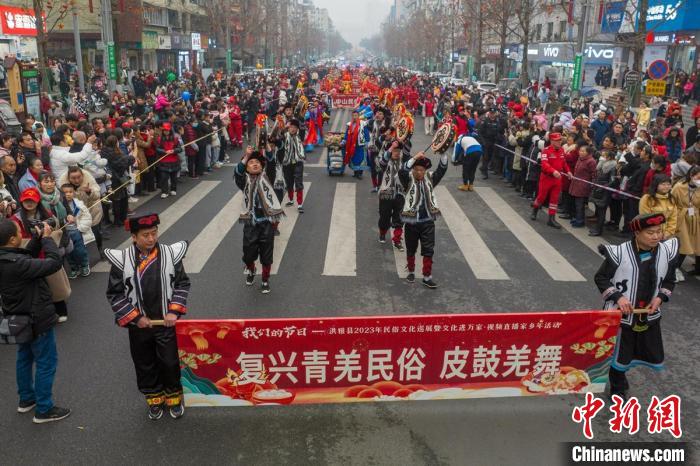 洪雅瓦屋山鎮(zhèn)復(fù)興村村民表演的復(fù)興皮鼓羌舞。　劉忠俊 攝