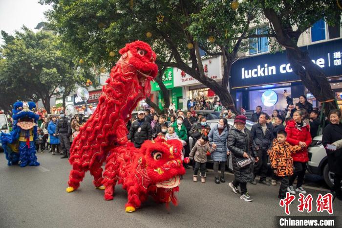 洪雅中山獅舞吸引民眾和孩子們?！⒅铱?攝