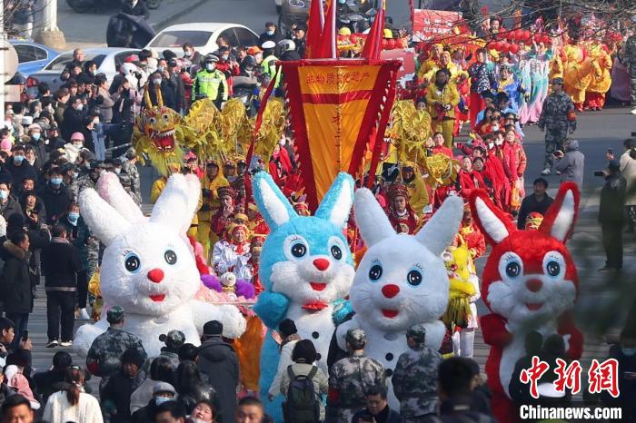 讓傳統(tǒng)文化“潮”起來(lái)千年古城江蘇盱眙非遺民俗巡街味道濃