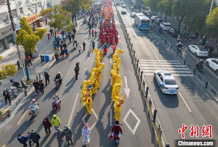 巡游的非遺民俗隊(duì)伍浩浩蕩蕩。　泱波 攝