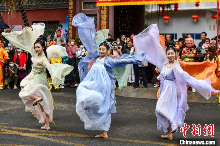 2月5日，?？谑协偵絽^(qū)府城舉行“裝馬匹”民俗祈福巡游。圖為巡游中的舞蹈表演。　駱云飛 攝