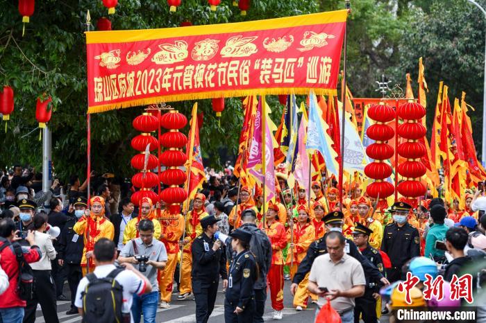 2月5日，海南省?？谑协偵絽^(qū)府城舉行“裝馬匹”民俗祈福巡游。圖為“裝馬匹”民俗巡游隊伍。　駱云飛 攝