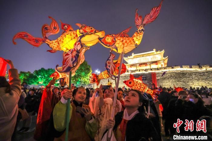 湖北襄陽(yáng)：古城夜游人氣旺