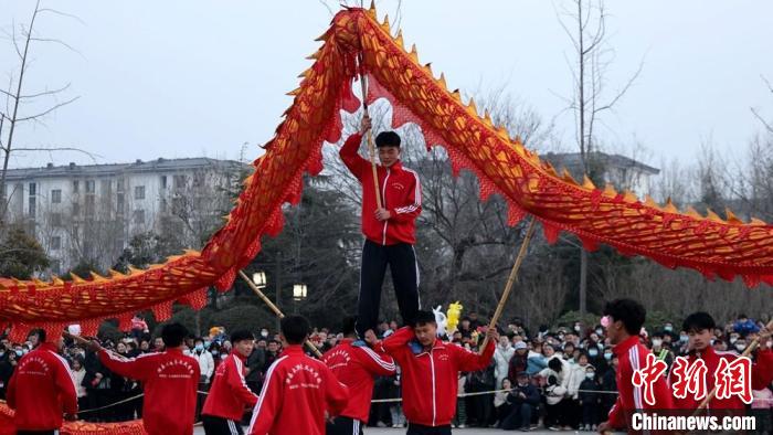 揉花節(jié)目開始前，當?shù)嘏e行了舞龍表演等多項文化演出?！『J 攝