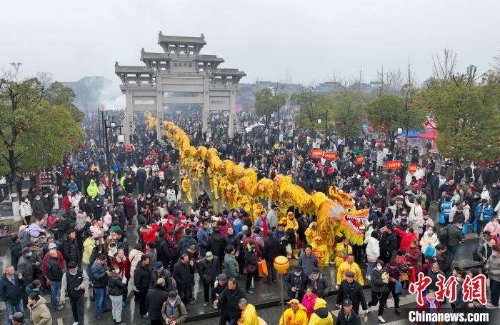 2月6日，文藝表演隊(duì)伍從全椒縣太平橋上經(jīng)過。(無人機(jī)照片) 沈果 攝