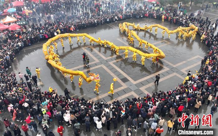 2月6日，人們在全椒縣太平文化廣場觀看舞龍表演。(無人機(jī)照片) 沈果 攝