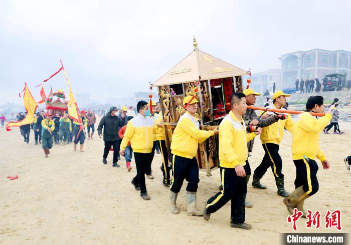 僑鄉(xiāng)福建莆田民俗：抬轎沖海祈福