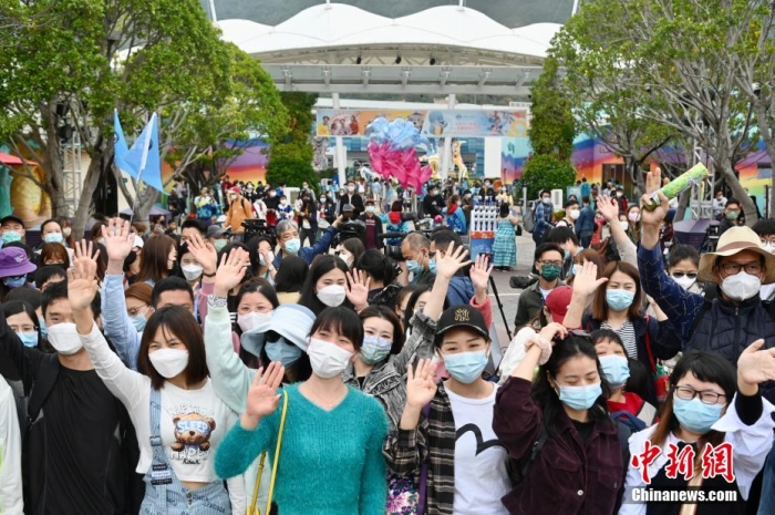 資料圖：圖為內(nèi)地旅行團(tuán)高興揮手前來香港海洋公園游玩。李志華 攝