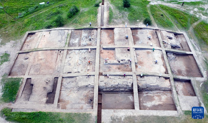 內(nèi)蒙古巴林左旗遼上京皇城遺址南部一號(hào)建筑基址發(fā)掘后全景