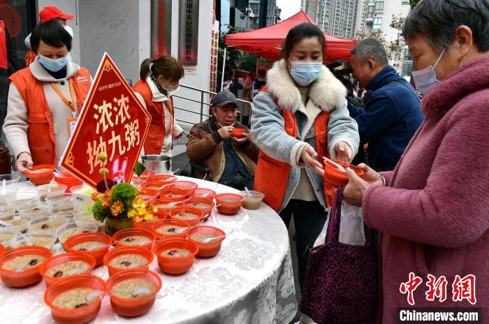 圖為活動(dòng)上志愿者為社區(qū)老人派粥?！埍?攝