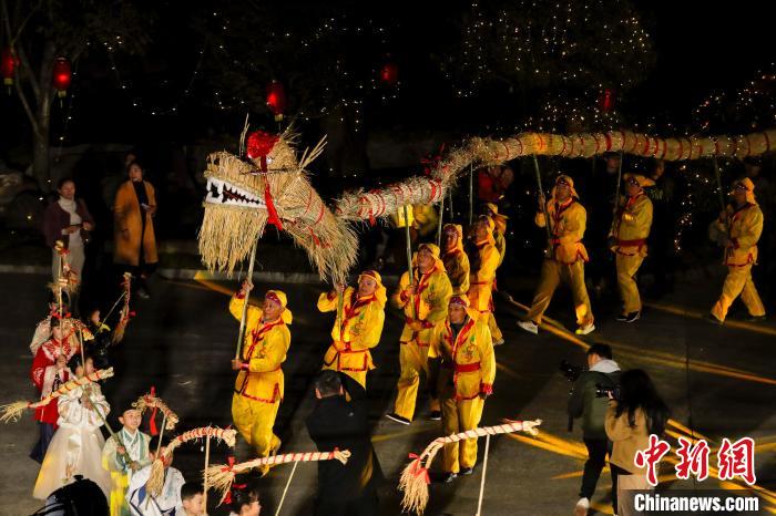 2月17日，安徽省黃山市徽州區(qū)，村民正在表演非遺民俗“蜀源草龍”。　施亞磊 攝