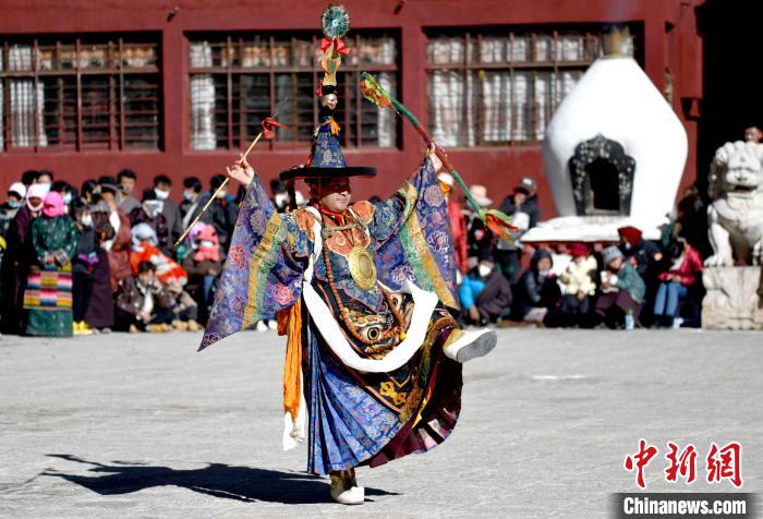 2月19日，楚布寺僧人參加跳神活動(dòng)?！±盍?攝