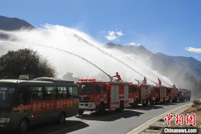 對高危區(qū)域進(jìn)行灑水防火?！●T怡凡 攝