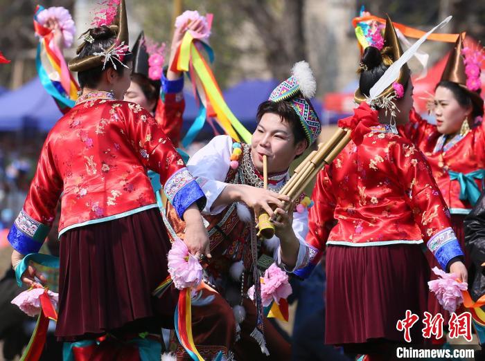 圖為侗族民眾跳起蘆笙舞。　龍林智 攝