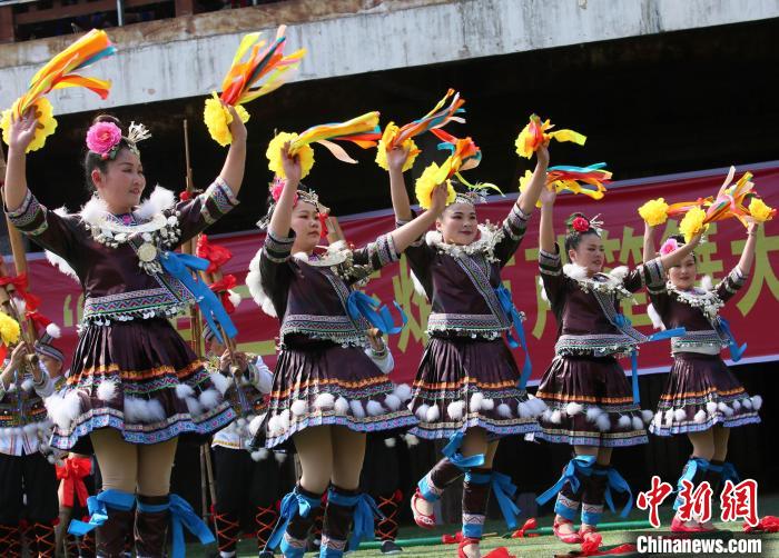 2月20日，廣西融水苗族自治縣洞頭鎮(zhèn)，苗族民眾在跳蘆笙舞?！↓埩种?攝