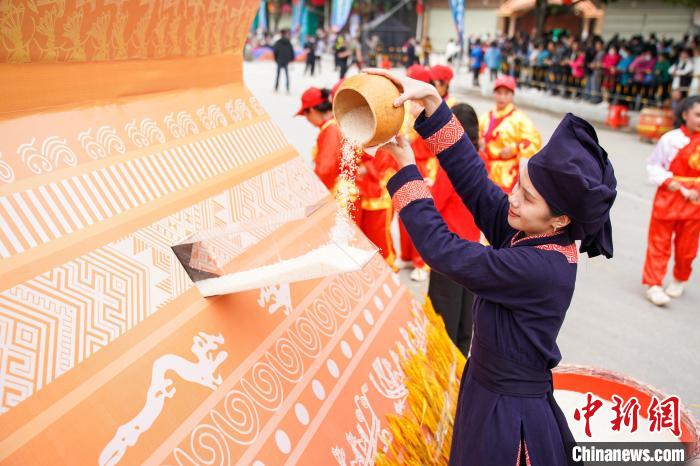 圖為民眾添糧祈福。　陳冠言 攝