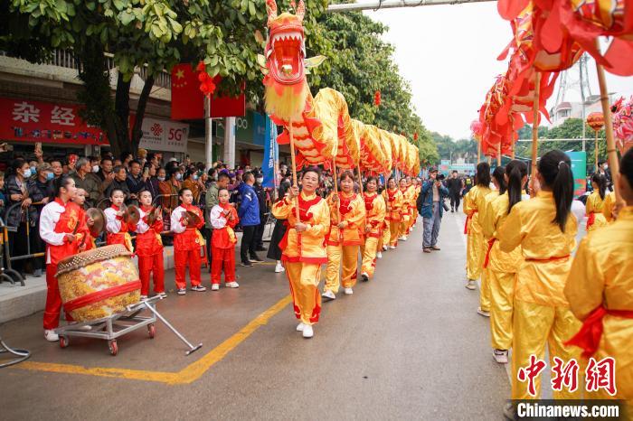 圖為民眾舞動(dòng)長(zhǎng)龍?！￡惞谘?攝