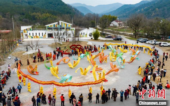 村民們在進(jìn)行獅舞、舞龍傳統(tǒng)民俗表演?！±顣约t 攝