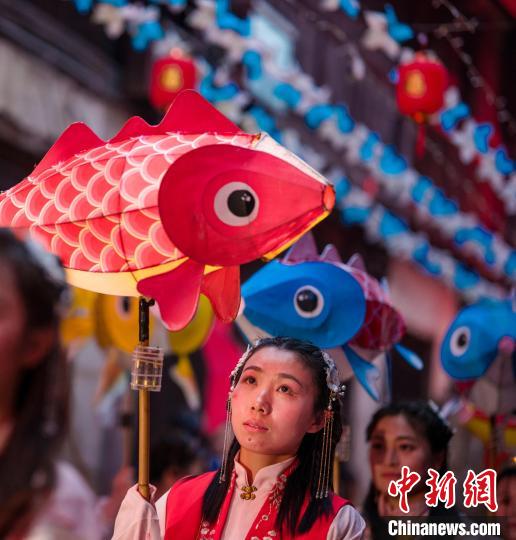 安徽省宣城市宣州區(qū)水東鎮(zhèn)古鎮(zhèn)老街上，漢服愛好者身著傳統(tǒng)服飾，手持自制傳統(tǒng)魚燈走街串巷?！±顣约t 攝