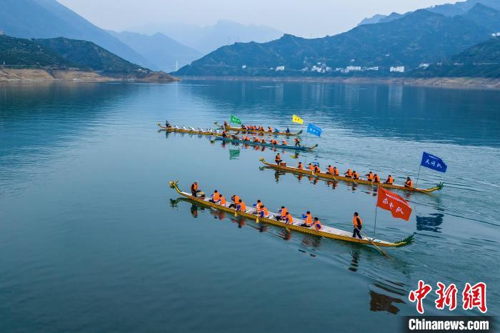 龍舟似蛟龍出水，劈波斬浪 鄭家裕 攝