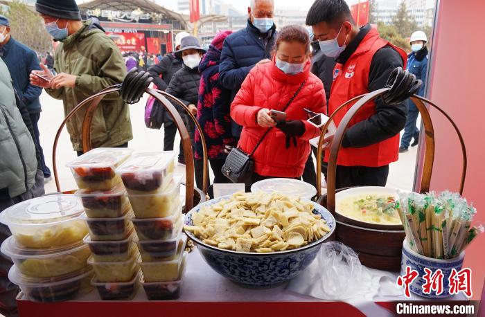 圖為民眾排隊(duì)購(gòu)買青海特色美食釀皮。　馬銘言 攝