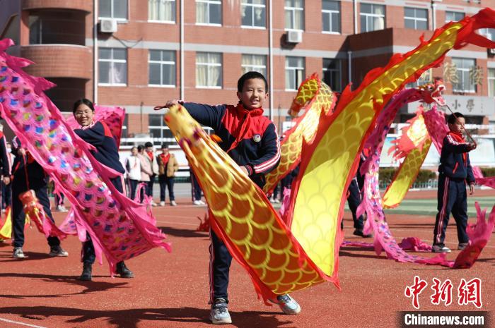 臨沂市沂南縣湖頭鎮(zhèn)中心小學(xué)的學(xué)生在表演舞龍慶“二月二”?！《抨泡?攝