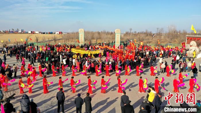 濰坊市濱海區(qū)渤海萊州灣畔，數(shù)萬名漁民、鹽民、居民和游客匯集于此，自發(fā)組織祈?；顒蛹腊蔟埻鹾望}神管仲?！≡瑥┛?攝