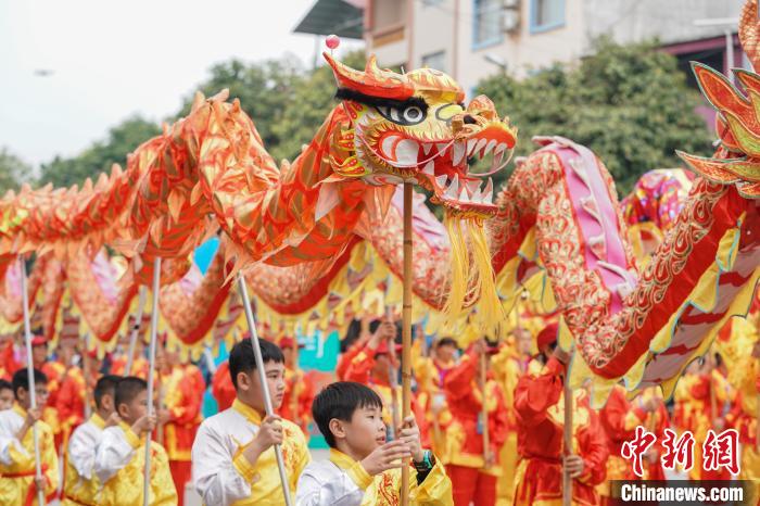 圖為民眾舞動(dòng)長(zhǎng)龍?！￡惞谘?攝