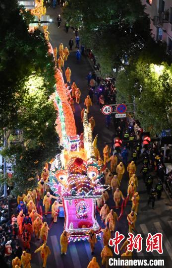 圖為：“大龍”夜間巡游吸引民眾觀看?！≈芸平?通訊員) 攝