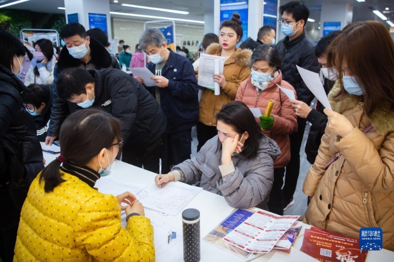 2月17日，在招聘會(huì)現(xiàn)場(chǎng)，求職者們?cè)诘却稍儭Ｐ氯A社記者伍志尊 攝