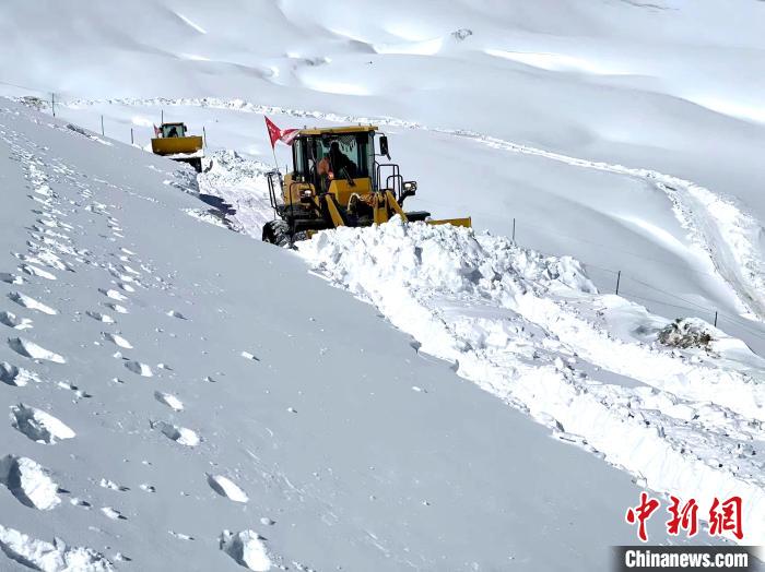 西藏阿里多地降雪公路養(yǎng)護(hù)部門全力保通