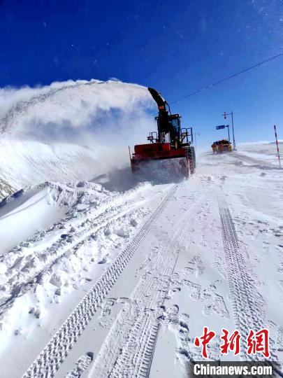 圖為阿里地區(qū)境內(nèi)降雪，公路養(yǎng)護(hù)段工作人員保通作業(yè)?！“⒗锕肥聵I(yè)發(fā)展中心養(yǎng)護(hù)段供圖