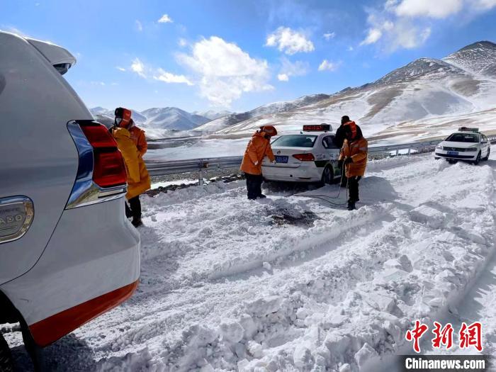 圖為阿里地區(qū)境內(nèi)降雪，公路養(yǎng)護(hù)段工作人員保通作業(yè)?！“⒗锕肥聵I(yè)發(fā)展中心養(yǎng)護(hù)段供圖