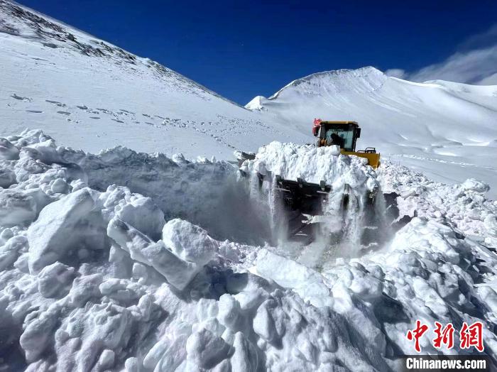 圖為阿里地區(qū)境內(nèi)降雪，公路養(yǎng)護(hù)段工作人員保通作業(yè)?！“⒗锕肥聵I(yè)發(fā)展中心養(yǎng)護(hù)段供圖