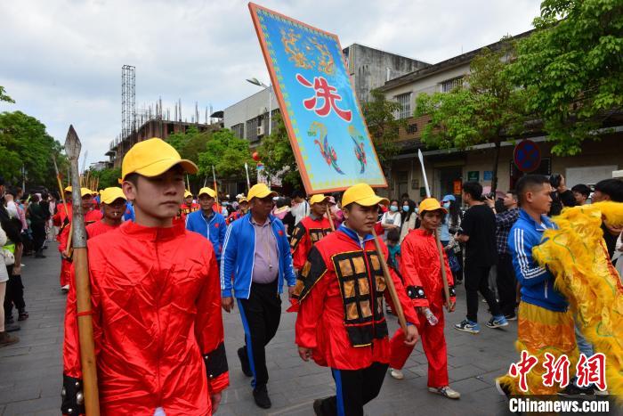 2月28日，?？谫蛉宋幕?jié)活動現(xiàn)場，村民“裝軍”巡游。　凌楠 攝