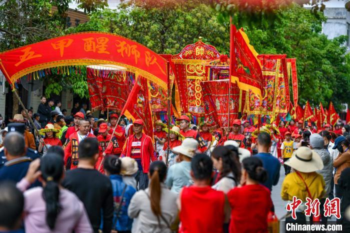 海口民眾“裝軍巡游”鬧軍坡祭祀“嶺南圣母”冼夫人