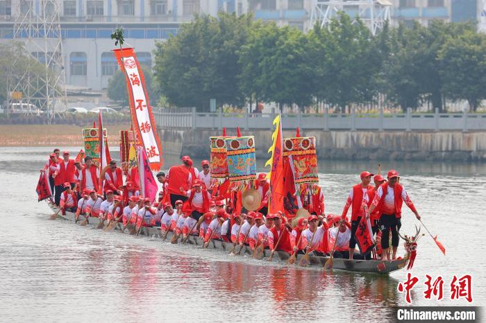 “扶胥號”龍船在南海神廟古港碼頭巡游。　朱偉釗 攝