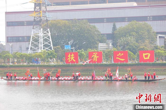 “扶胥號”龍船在南海神廟古港碼頭巡游。　朱偉釗 攝