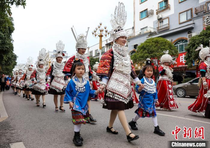 施秉縣苗族群眾在參加姊妹節(jié)盛裝巡游?！∧ス鹳e 攝