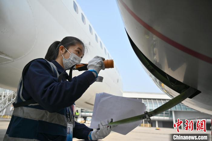 廣西“95后飛機(jī)醫(yī)生”：向挑戰(zhàn)而生的酷女孩