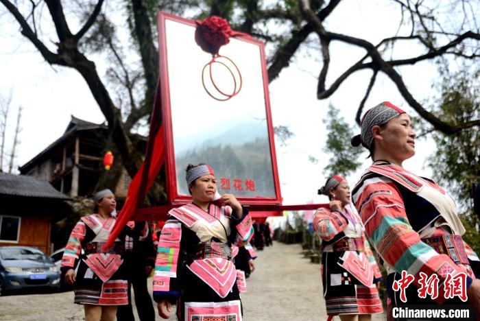 3月6日，廣西桂林市龍勝各族自治縣三門鎮(zhèn)同烈村，瑤族民眾參加“花炮巡游”活動。　潘志祥 攝