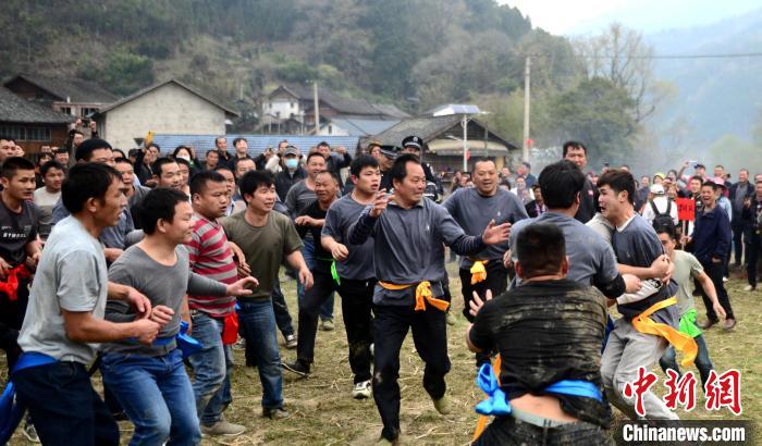 3月6日，廣西桂林市龍勝各族自治縣三門鎮(zhèn)同烈村，瑤族民眾參加“搶花炮”活動。　潘志祥 攝